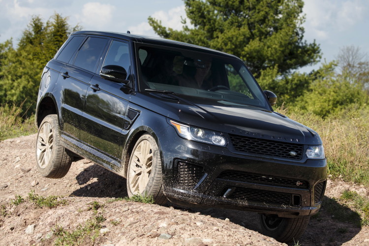 4x4Schweiz-Fahrbericht: Der Range Rover Sport SVR ist der stärkste und schnellste Land Rover aller Zeiten. 550 PS, 680 Nm stark und 260 km/h schnell. Watttiefe und Böschungswinkel sind unverändert, prahlen die Ingenieure: Auch als Sportler bleibe ein Land Rover schliesslich zu allererst einmal en Geländewagen.  Range Rover Sport SVR im Gelände