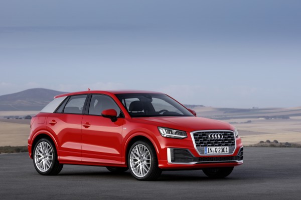 4x4Schweiz-News: Der neue Audi Q2 in rot, Seitenansicht Beifahrer