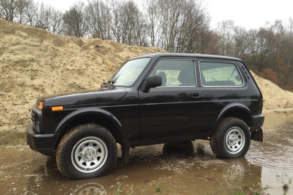 4x4Schweiz-Fahrbericht: Lada Niva Urban, Im Gelände fühlt sich der Urban mit permanentem Allrad, Untersetzung und Differenzialsperre immer noch am wohlsten