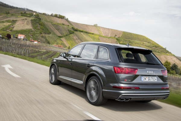 4x4Schweiz-News: AudiSQ7 TDI - der stärkste Diesel SUV der Welt - Landstrasse von hinten