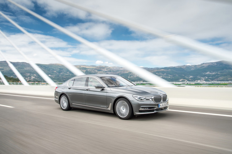 4x4Schweiz-News: BMW präsentiert mit dem BMW 750d xDrive den weltweit stärksten Sechszylinder-Diesel. BMW 750d xDrive silber