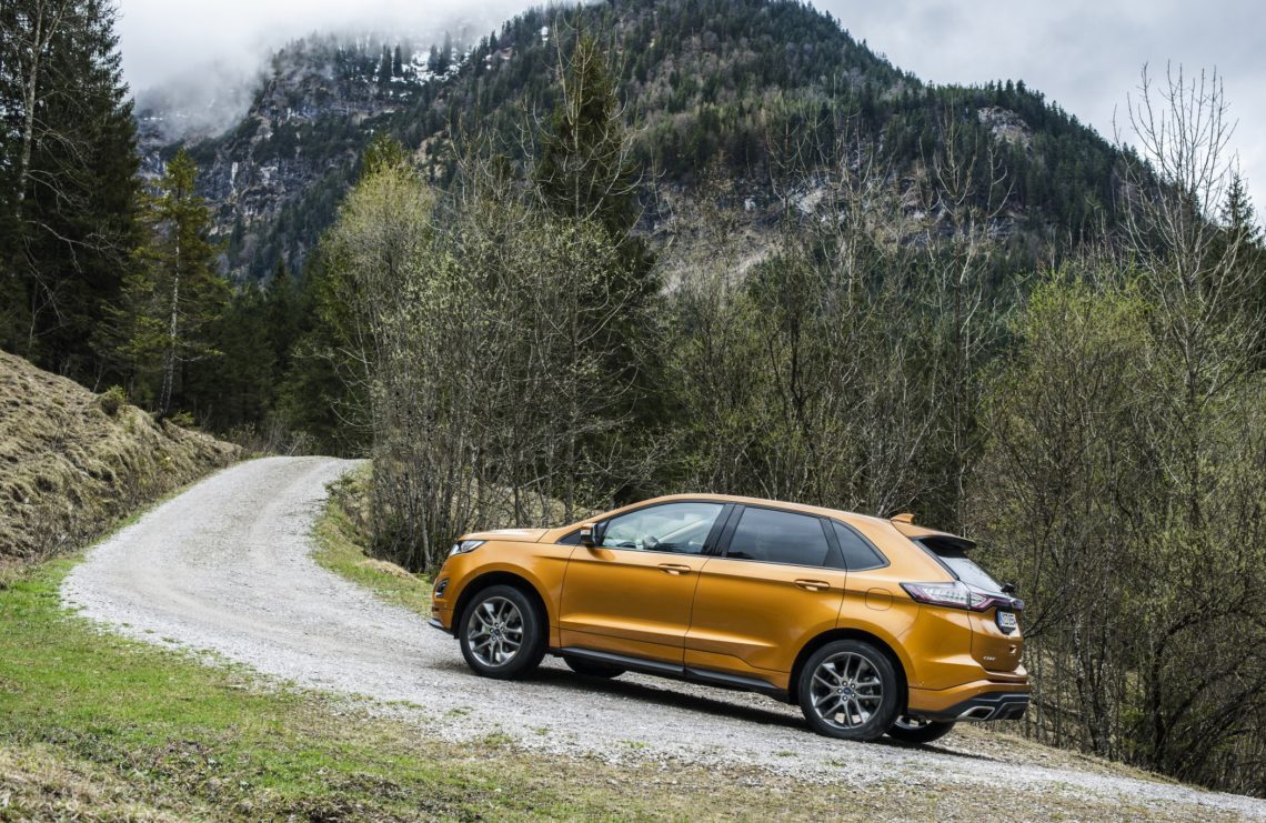 4x4Schweiz-News: der neue Ford Edge, das Premium-SUV, ist in Europa angekommen, dynamische Fahrsituation Feldweg, Ford Edge Fahrerseite