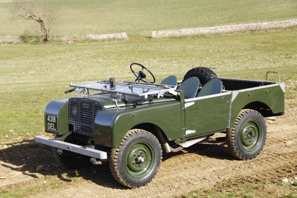 Ein "Rover für den Farmer, mit dem er überall hinkommt und alles machen kann, einen universellen Land Rover" sollte der Defender sein, hier die Series I ab 1948