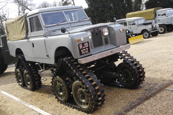 Ob mit Raupenketten, vier oder sechs Rädern, der Land Rover wurde in Rekordzeit weltbekannt, hier 1960