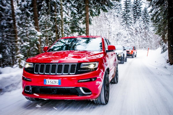 Blau, rot und schwarz. Wer nicht auf die Pisten wollte, konnte in Gstaad auf der seinen Fahrkünsten entsprechenden Strecke die aktuelle Jeep-Palette ausprobieren.