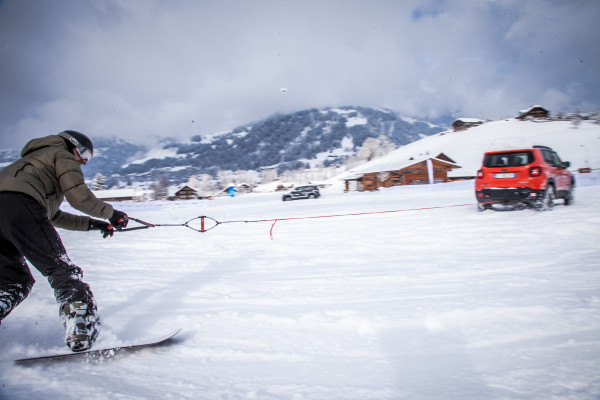 Skijöring ist uns allen ja bestens vom WhiteTurf in St. Moritz bekannt. In Gstaad ging es aber nicht so armselig zu, denn Jeep legte kurzerhand 169 weitere Pferde drauf und spannte einen Renegade mit satten 170PS vor die Skier oder das Snowboard.