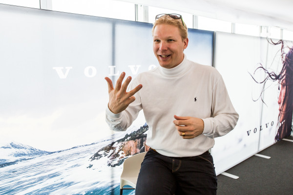 Dennis Nobelius, Managing Director Volvo Car Switzerland zeigt, was wir schon lange sagen: 4 gewinnt.