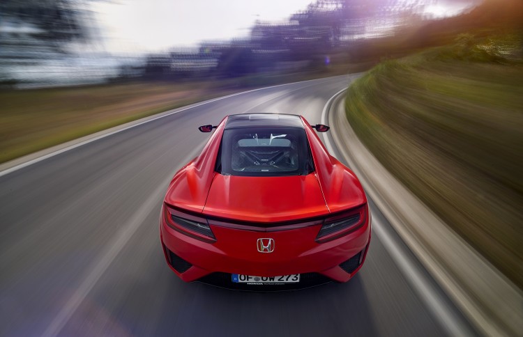 4x4Schweiz-Fahrbericht: Honda NSX, zweisitziges Sportcoupé mit Elektro- und Allradantrieb, Heckansicht und Blick auf Motorraum