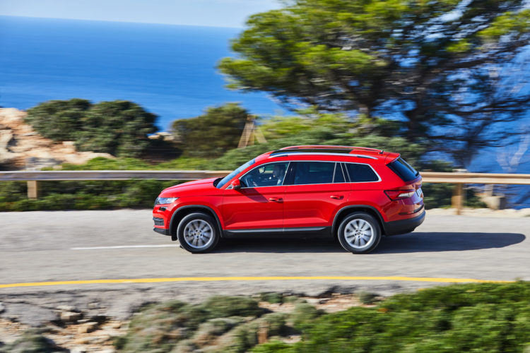 Skoda Kodiaq auf hochgelegener Küstenstrasse