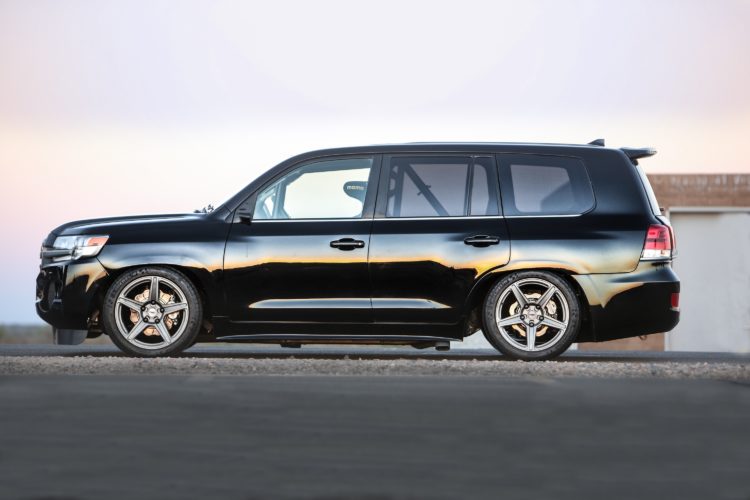 Eigentlich ist der Toyota Land Cruiser ein Hochbeiner, doch der Umbau zum Land Speed Cruiser verlangte nach einer drastischen Tieferlegung