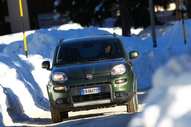 Dank Allrad und elektronischer Sperre wühlt sich der Fiat Panda auch als Cityflitzer durch einen vom Winterdienst noch nicht freigeräumten Bereich