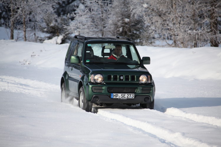 Ein Klassiker unter den günstigen Allradern ist der robuste Naturbursche Suzuki Jimny mit 84 PS starkem Benziner