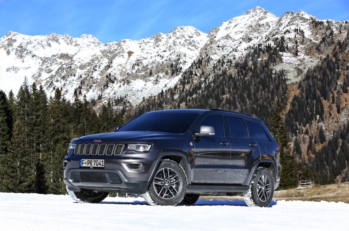 Jeep Grand Cherokee Trailhawk vor Bergen im Schnee