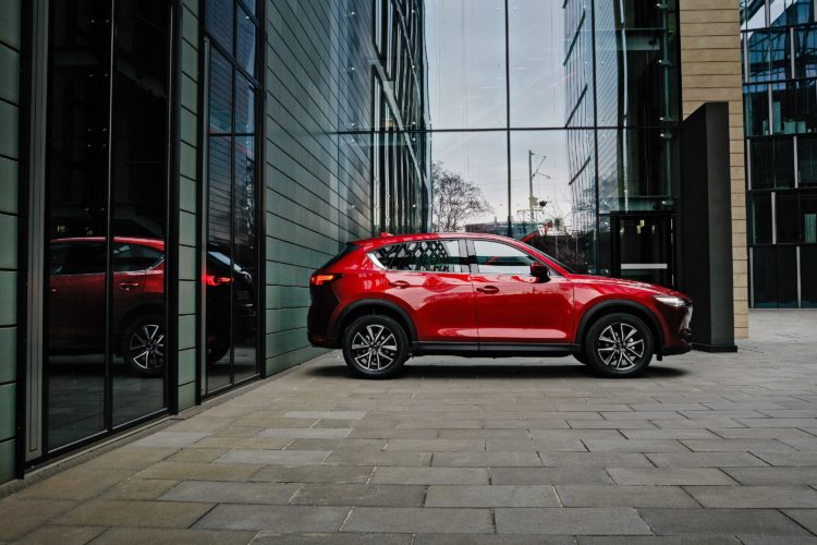 4x4Schweiz-News: der neue Mazda CX-5 (2017) wurde am Autosalon Genf #GIMS präsentiert. Mehrschichtenlackierung, rot, Beifahrerseite