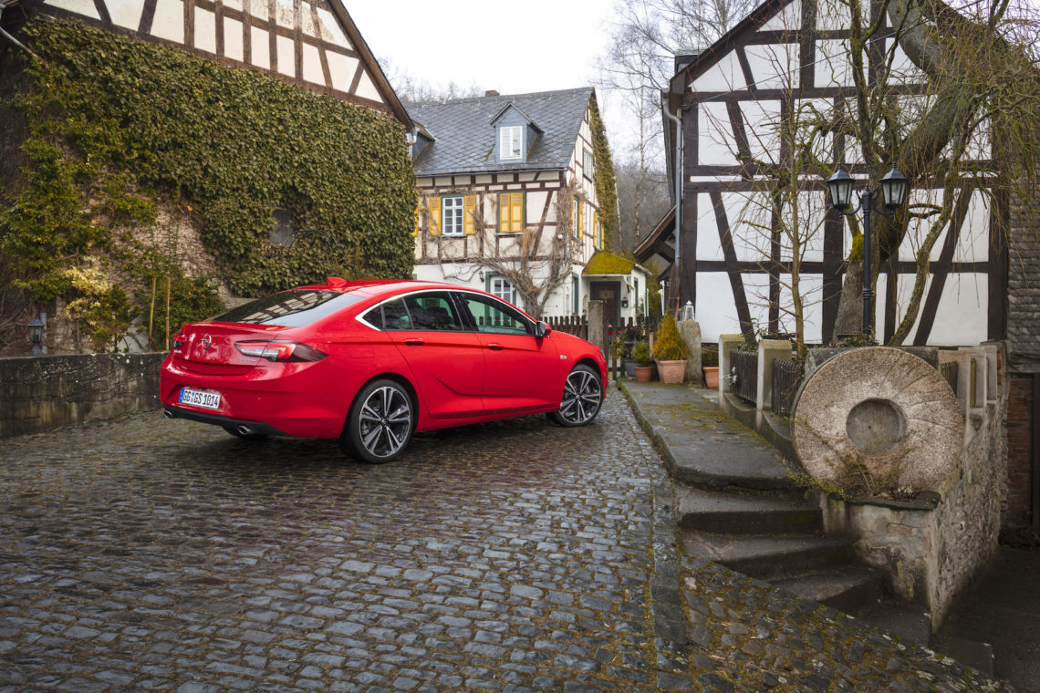 Opel Insignia Grand Sport in rot schräg von hinten