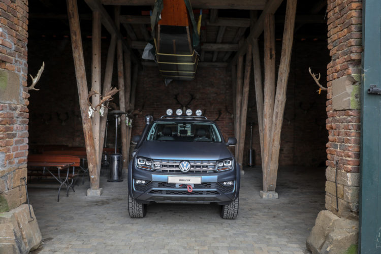 4x4Schweiz-Test: VW Amarok 4Motion V6 in der Halle mit Boot