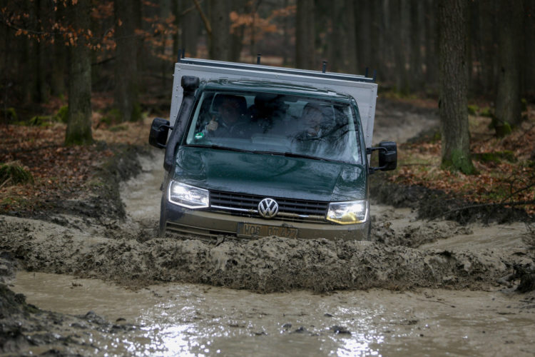 4x4Schweiz-Test: VW T6 4Motion Offroad mit Pritsche durchs Wasser