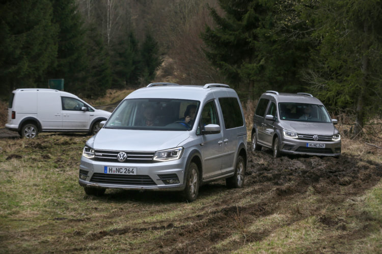 VW Caddy Alltrack fährt durch aufgewühlte Wiese