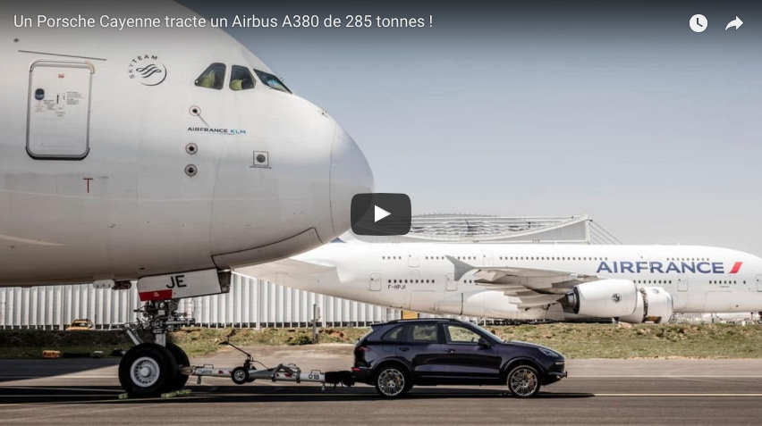 Porsche Cayenne schleppt einen Airbus A380 ab.