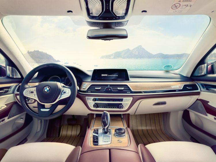 Nautor's Swan hat einen BMW M760Li xDrive V12 individualisiert: Cockpit mit Eiche