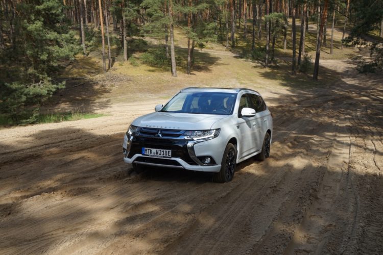 Mitsubishi Outlander PHEV auf der Sandbank