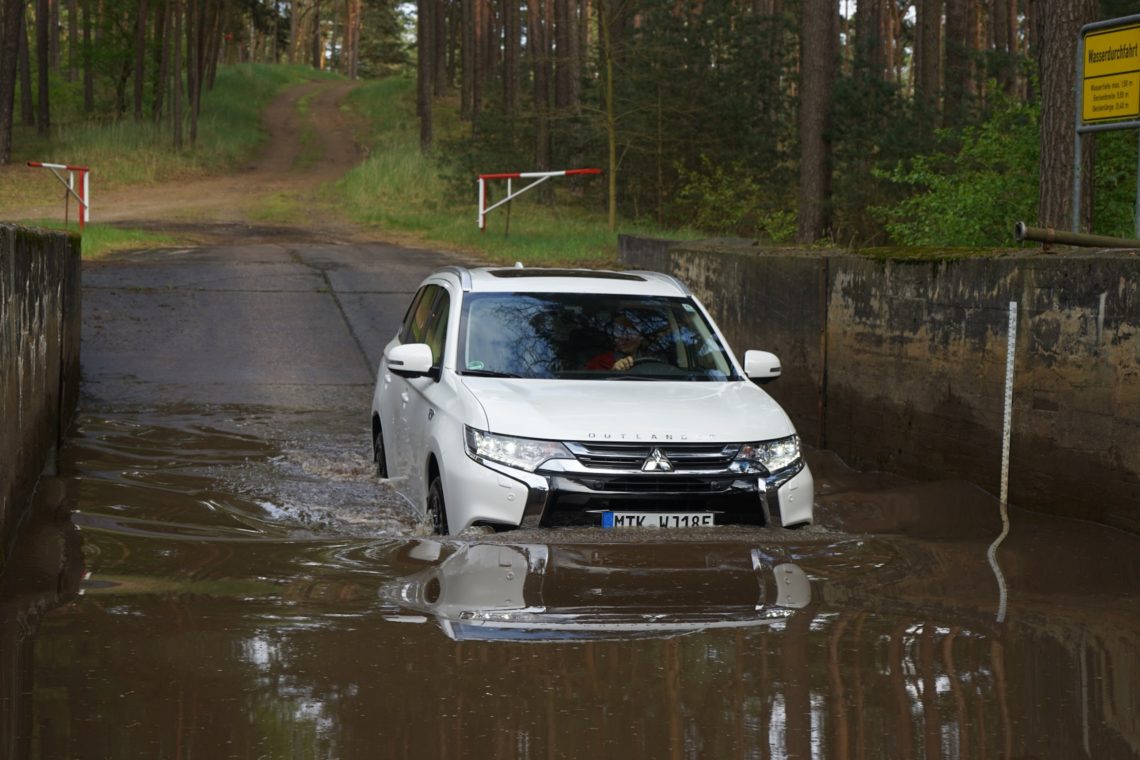 Mitsubishi Outlander PHEV Wasserdurchfahrt