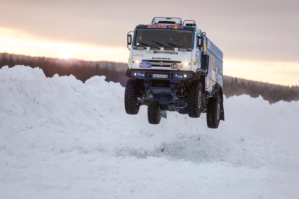 Der Kamaz-Truck springt 30 Meter weit in den Tiefschnee