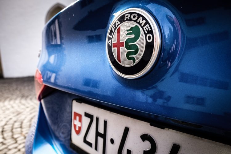 Alfa Romeo Giulia Q4 Veloce - Emblem