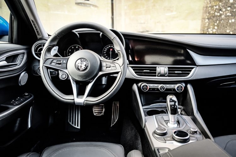 Alfa Romeo Giulia Q4 Veloce - Cockpit