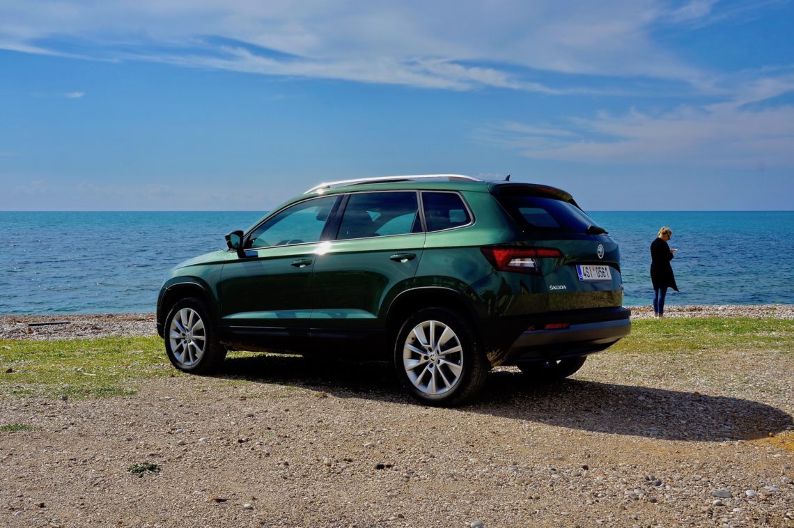 4x4Schweiz-Fahrbericht: Der neue Skoda Karoq 4x4 2017 bei einer ersten Testfahrt auf Sizilien: am Strand von der Seite hinten