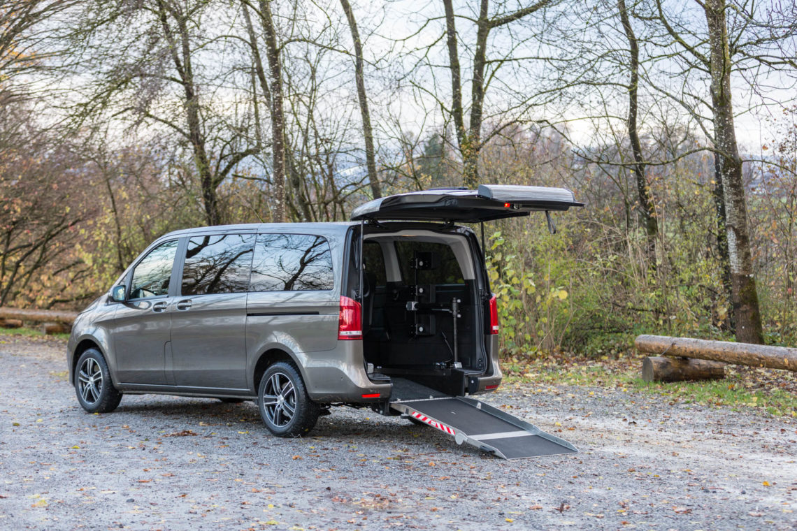 Kirchhoff Mobility AG: Mercedes-Benz V-Klasse Heckklappe offen Rollstuhlrampe unten seitlich