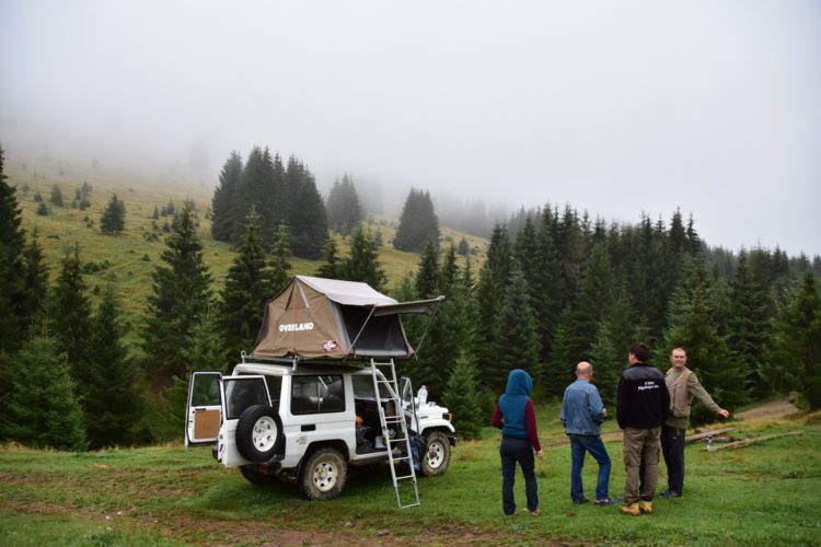 Offroad in den Ostkarpaten, Siebenbürgen, Rumänien: Toyota Landcruiser BJ70 mit Dachzelt