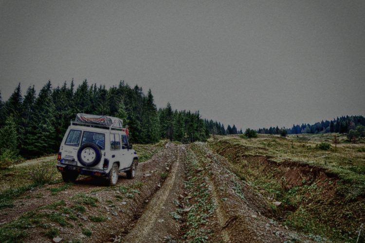 Offroad in den Ostkarpaten, Siebenbürgen, Rumänien: mit dem Toyota Landcruiser BJ70 offroad auf der Piste