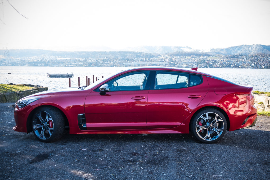 Kia Stinger GT im Profil, rot metallic