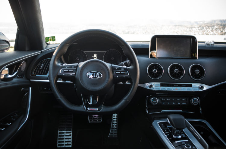 Kia Stinger GT, rot metallic, Cockpit