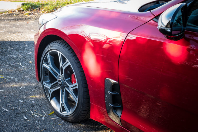 Kia Stinger GT, rot metallic, Räder und Lufeinlässe