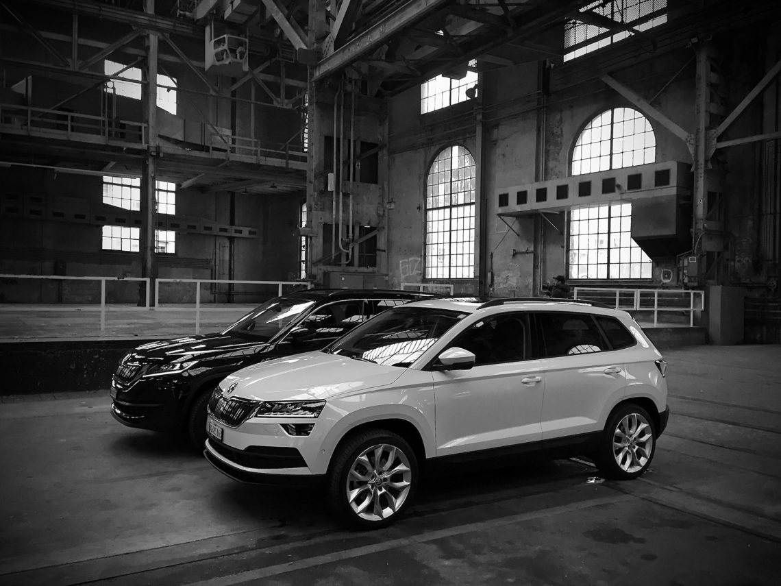 4x4Schweiz-News: Skoda's Pläne für 2018. Im Bild zu sehen der Skoda Karoq 4x4 (weiss) und der Skoda Kodiaq 4x4 (schwarz)