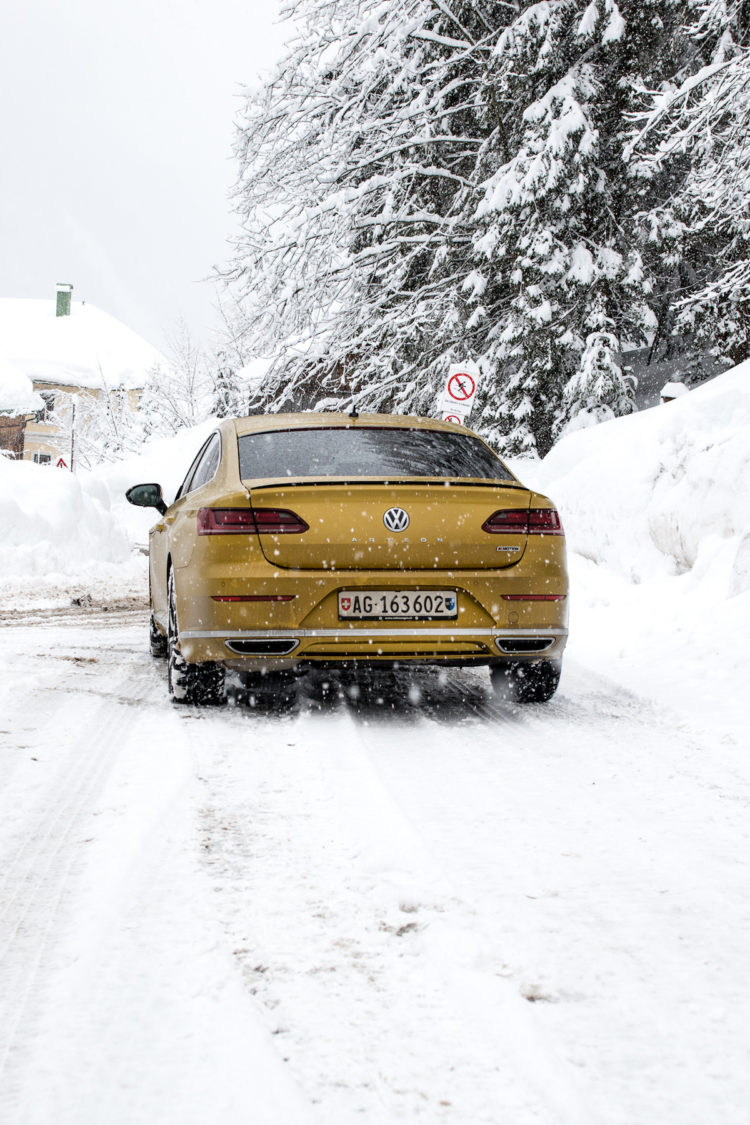 VW Arteon 4Motion fährt auf Schnee bedeckter Strasse