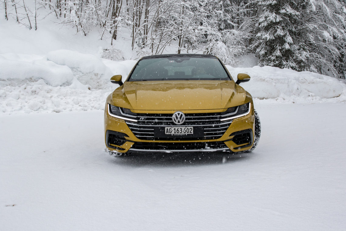 VW Arteon 4Motion fährt auf Schnee bedeckter Strasse