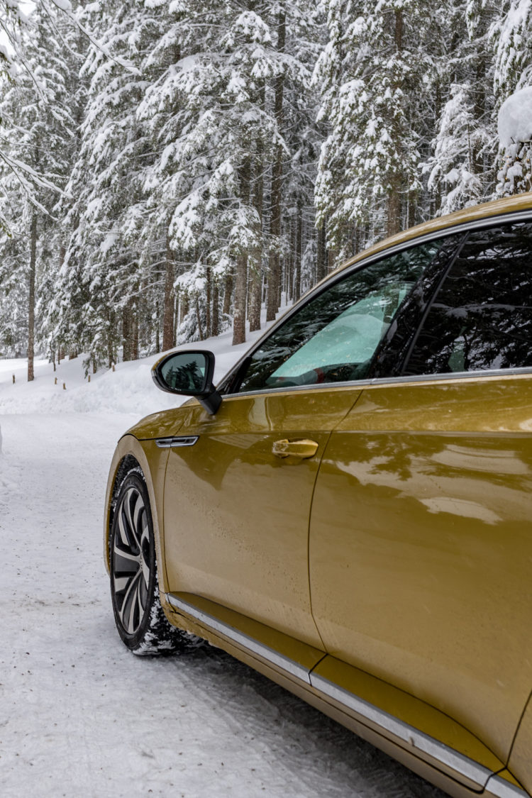 VW Arteon 4Motion fährt auf Schnee bedeckter Strasse