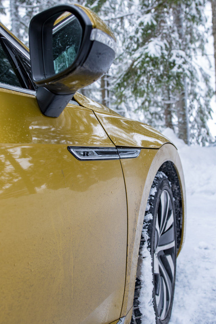 VW Arteon 4Motion fährt auf Schnee bedeckter Strasse