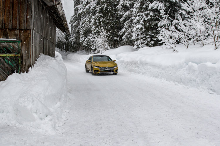 VW Arteon 4Motion fährt auf Schnee bedeckter Strasse