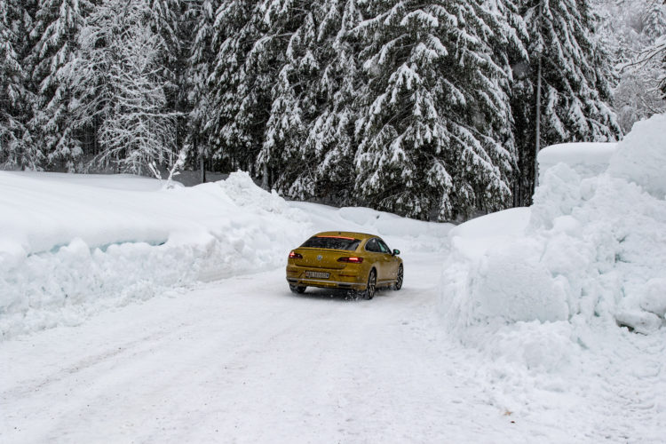 VW Arteon 4Motion fährt auf Schnee bedeckter Strasse