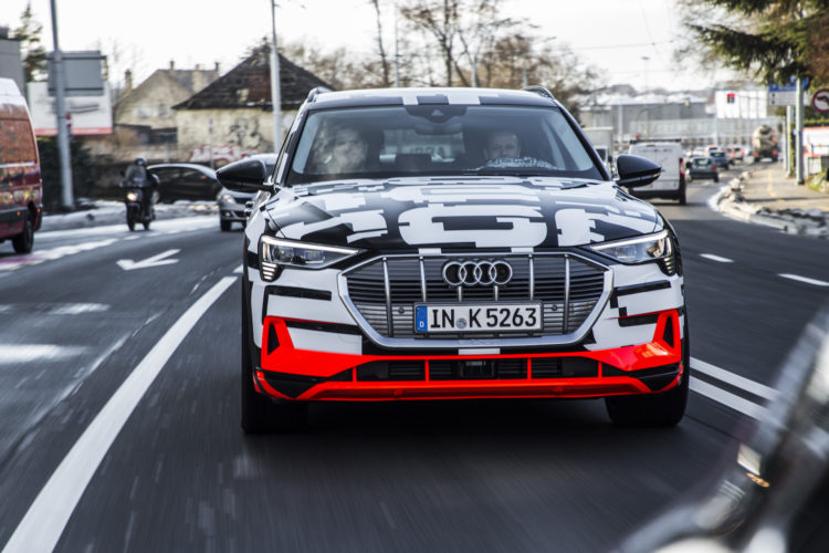 Audi e-tron-Prototyp auf der Strasse