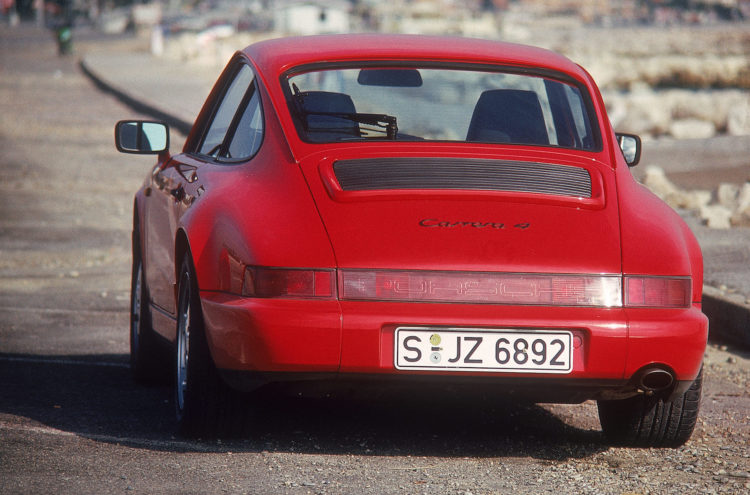 1988: Porsche 911 Carrera 4: differenzialgesteuerter Allradantrieb mit zentralem Planetendifferenzial