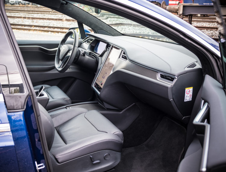 Tesla Model X 100D, Cockpit