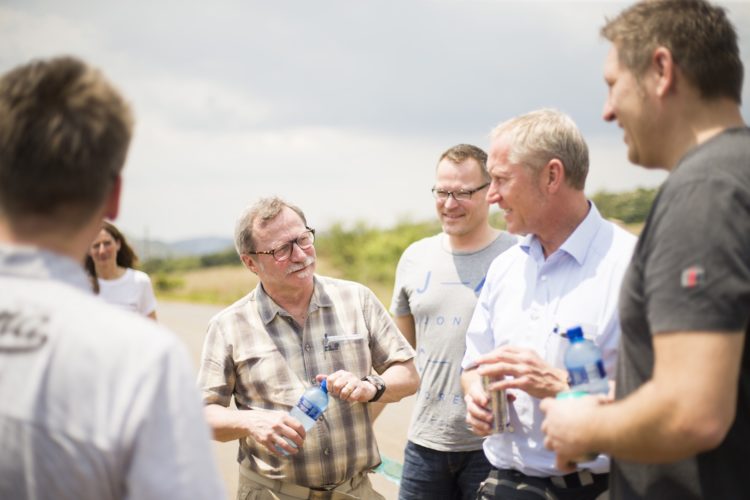 Teamleiter Peter Hass mit seiner Truppe an Ingenieuren