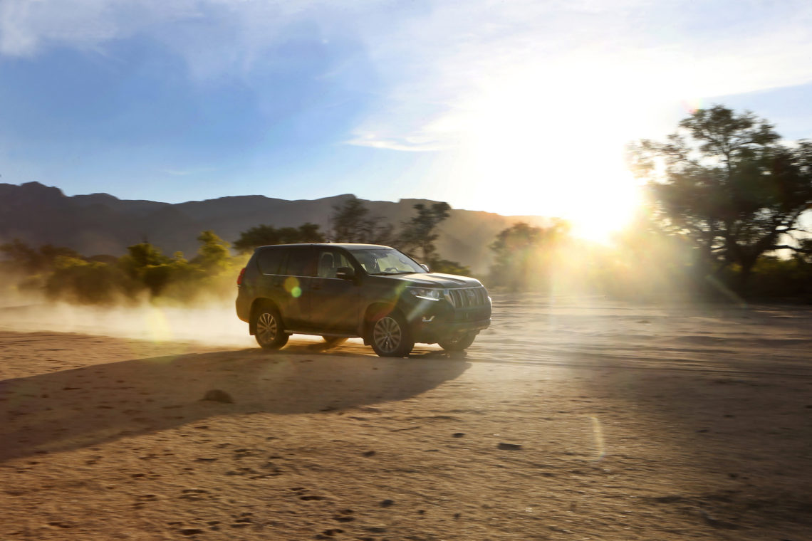 Toyota Land Cruiser in voller Fahrt über eine Sandpiste