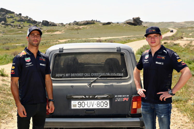 Ricciardo und Verstappen neben ihrem Lada 4x4