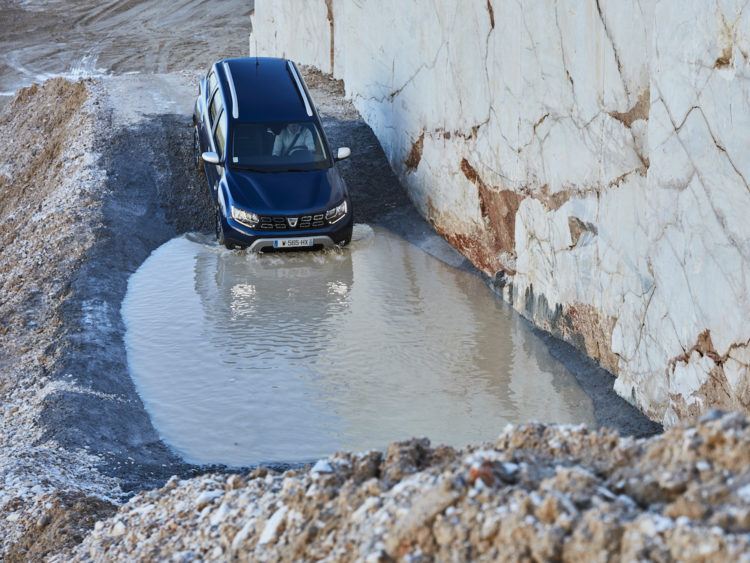 Dacia Duster 4x4 durchfährt eine Wassergrube